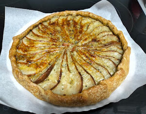 Galeta de masa madre con pera y queso azul