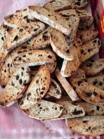 Biscotti ( cantuchi ) de masa madre: con chocolate, con frutos secos