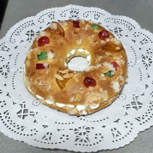 Roscón de reyes con crema de nata