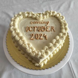 Tarta “ Terciopelo Rojo”Bizcocho rojo, crema de queso, ganache de queso,